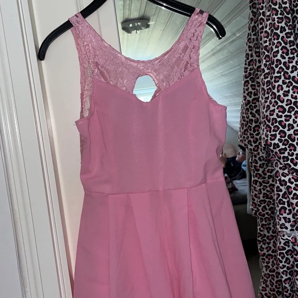 En kort jumpsuit som liknar en kortare klänning. I färgen rosa och stl XS/S. Väldigt fin rygg samt luftigt och tunt material💕💞säljer den för 50+ frakt . Klänningar.