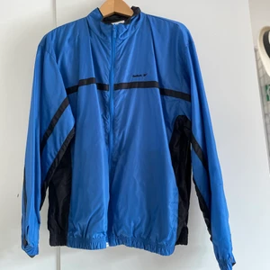 Vintage Reebok windbreaker  - Säljer denna vintage Reebok windbreakern. Size ser ni på tredje bilden, jag skulle säga att den sitter som en liten Small eller XSmall. Väldigt fint vintage och använt skick. 200kr + frakt