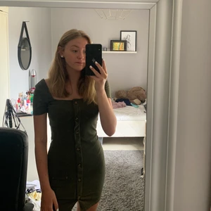 Klänning - En väldigt fin klänning från hm. Som är i storlek S, men skulle säga att den passar på det flesta för matrialet är väldigt stretchigt. Jag säljer denna klänningen för jag själv tycker inte att jag passar bra i klänningar och att jag inte är bekväm med det. Och har bara använt plaget en gång. Frågor eller liknande, skriv till mig så svarar jag så fort jag kan!💞