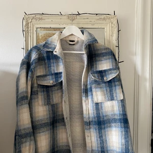 Jacka - Väldigt fin jacka från Ginatricot. Knappt använd och säljs pga att den aldrig kommer till användning💙 Strl M men skulle säga att den sitter som en S