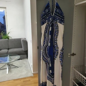 Strandklänning - En tajt, luftig, tunn, stretchig strandklänning. Ej används. Ps. kartongbiten är för att se mönstret. Originala pris, 200 kr. Kontakta för mer info.