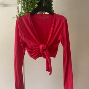 Rosa topp - En jättefin rosa topp som du kan knuta Där fram med flamingons på rygen. Använd få tall gånger och är i topp sick inga hål eller fläkar 💓