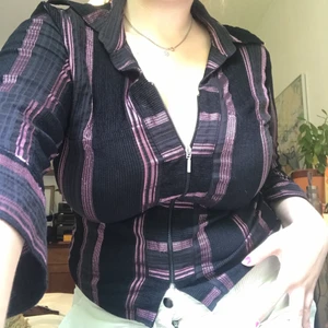 Gullig skjorta med dragkedja  - En jättefin skjorta med dragkedja i svart och rosa färg, materialet har lite textur och är ungefär som Manchester💖 Dragkedjan gör det lätt att justera urringning, lite 3-kvarts i ärmarna💕 Står storlek 40 i den men skulle säga att den är en L✨