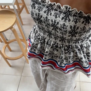 Zara topp - Funderar på att sälja en av mina coola zara toppar, lappen finns kvar, ord pris var 199kr, det är storlek S. Aldrig använt!❤️kan mötas upp i Stockholm eller frakta