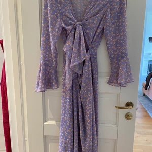 Adoore riviera dress liliac - Strl M. Använd ca 4 gånger. Har sytt den i midjan då tyget lossnade lite där.