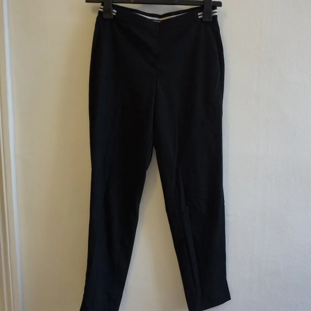 Svarta byxor från H&M med svart/vit rand baktill.. Jeans & Byxor.