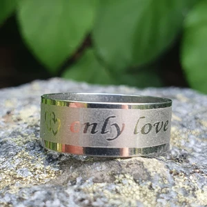 Kärlek ring av rostfritt stål - Guld silver ring av rostfritt stål. only love print. Inre diameter 15,5 mm. Gord av stål så kommer inte färga av