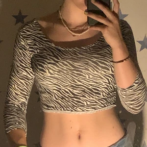 Zebra print tröja - Zebra print tröja. Köparen står för frakt eller mötas i Norrköping. Passar som XS. Fick av en kompis för ca ett och ett halvt år sedan. Bra skick 