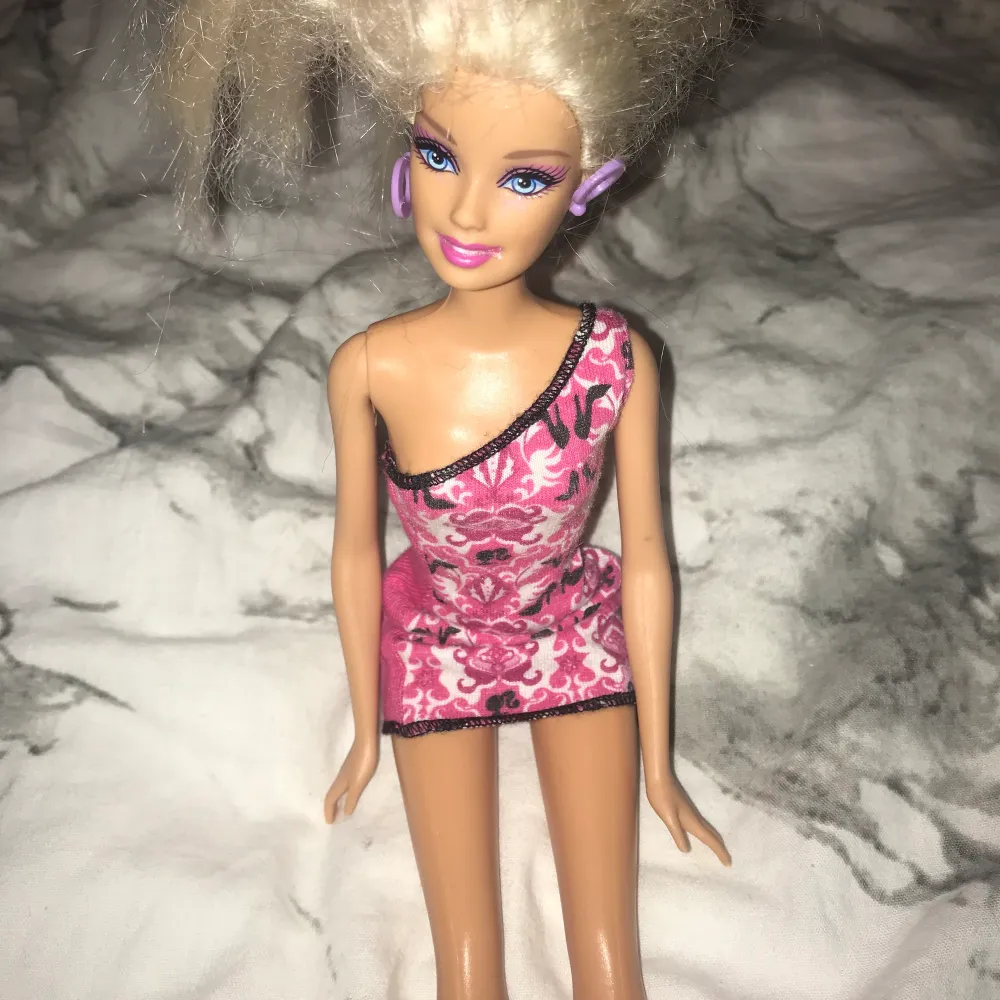 Riktig Barbie säljes billigt!! Pris diskuteras privat 💞. Övrigt.