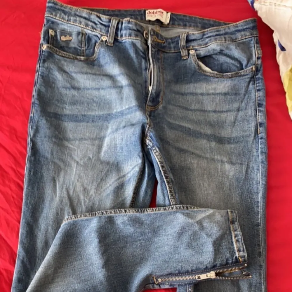 Lite pösiga vintage Dobber jeans med dragkedjedetalj. Köparen står för frakt. . Jeans & Byxor.