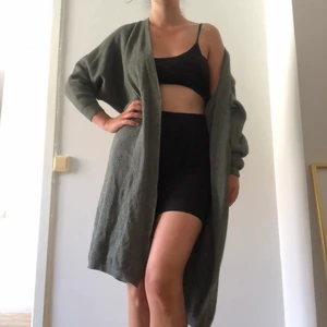 Cardigan  - Grön cardigan oversize stickad model 