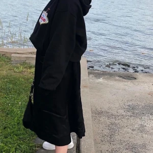 Arket svart kjol - Size 36. Modell på bilden 163cm. Nypris 499kr. Frakten tillkommer 