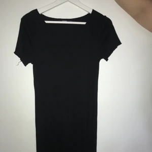 Snygg åtsittande svart tshirtklänning - Jättesnygg svart åtsittande svart tshirtklänning. Storlek medium men jag är en small och den sitter snyggt på mig.