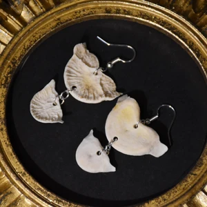 Örhängen ben - Örhängen med ben (missfärgningar är naturliga) som är lite formade som hjärtan :) krokarna är nickelfria. 