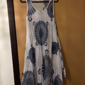 Klänning - Fin sommarklänning i onesize som går ner till knäna. Lite lösare i passformen. 