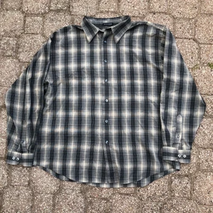 Skjorta - En skjorta med avslappnad och oversized passform. Fina monokroma färgar. Köpt second hand. Priset inkluderar inte frakten. Tar swish.