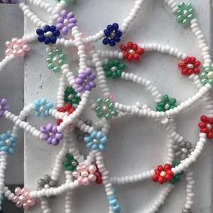 Armband 🌸 - Säljer dessa jättegulliga armband med blommor i olika färger! 30kr inkl frakt 💗 Betalning sker via swish! min ig: leas.smycken 💛🧚⚡️