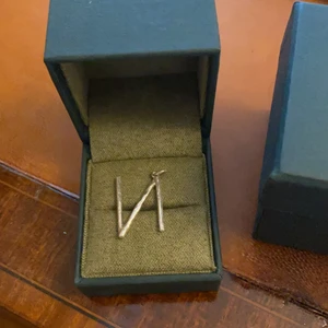 Maria nilsdotter - Ett N från Maria nilsdotter som man kan sätta på på en kedja! Köptes för 850kr! Box medföljer