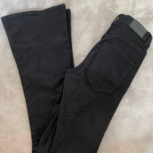 Svarta bootcut jeans från Gina Tricot (petite). Endast testade