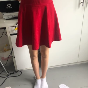 Röd kjol - Kjolen är i väldigt gott skick och nästan aldrig använd. Det är min lillasyster som har på sig kjolen. Säljer den då den inte kommer till användning mer. Köparen står för frakt men kan samfrakta 💕