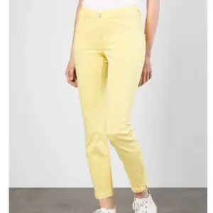 Säljer dessa vackra jeans från Nelly trend för enbart 99 kr. Jeansen är skinny, midwast samt har dragkedja vid ankeln. 💙 Byxorna är använda endast en gång och är i väldigt god skikt. Säljer de för att de inte längre passar mig. Perfekt sommar byxor!! (Om du har fler frågor är det bara att kontakta mig, så svarar jag så gott jag kan). 😇 