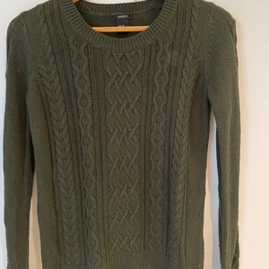 Stickad tröja - Ribbstickad militärgrön tröja. 