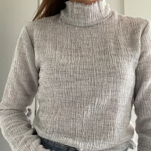 Grå tröja | Mango | XS - En fin grå/silver långarmad tröja från Mango! Storlek XS men passar också S. 