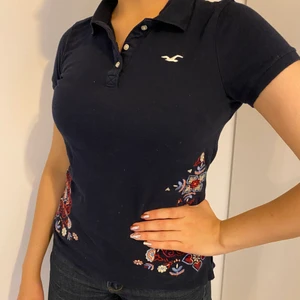 Hollister T-shirt med krage  - Jättefin marinblå t-shirt med krage från Hollister. Stl S/XS.  Pris: 60kr