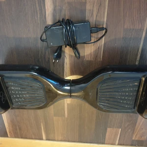 Hoverboard - Den är helt ny köpt har använt bara en vecka, och man kan bara torka Och sen blir den helt ren. Funkar som den ska.