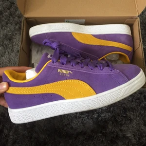 Fräscha nya färgglada sneakers!! - Använda utomhus en gång men insåg att de var för små, storlek 37. Inköpta för 749kr