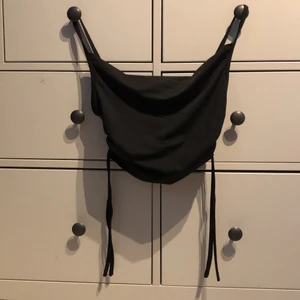 Linne, upp drag på båda sider, st 36 (s) - Aldrig använd då jag beställde i fel stolek så så gott som ny. Upp drag med snören på båda sider st, 36 (s) köpare står för frakt 18 kr typ