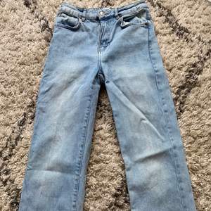 Utsvängda jeans i strl XS, använd få gånger. 150kr