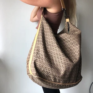 FENDI CROSSBODY BAG (äkta)  - Fendi crossbody bag (Äkta) Otroligt fint skick, säljer pga får inte användning för den :(   *Köpt från vestiaire collective och har lapp kvar från äkthetskontroll
