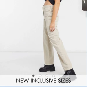 Beiga jeans collusion - Säljer mina beiga jeans från collusion pga dom kommer inte till användning längre. De är högmidjade å en väldigt fin beige färg å i ett bra skick. De är i stl W28 L36