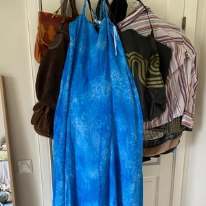 Lång klänning  - En långklänning som jag köpte på humana för två år sedan. Passar inte längre och därav säljer jag. Den skulle passa en 38! 