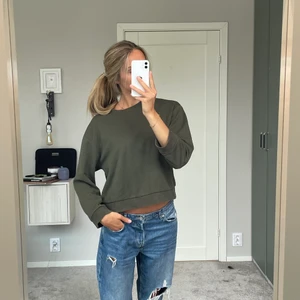 Militärgrön college-tröja  - Oversized snygg collagetröja från Zara i storlek S