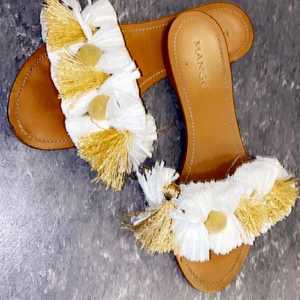 Sommarskor - Dessa är härliga finare tofflor, perfekta till semestern och passar alla outfits.