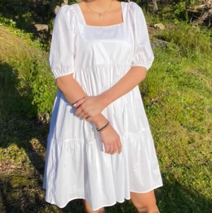 Vit sommarklänning! - Säljer min superfina studentklänning från studenten 2020! Den är endast använd under några timmar den dagen och är helt och hållet fri från fläckar, i samma skick som när jag köpte den! Nypriset var 399, säljer för 200. Från Vero Moda.