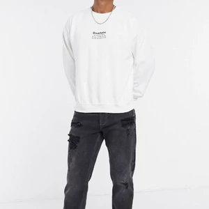 Vit tjocktröja - väldigt mjukt material och sitter bra på dig som vanligtvis har M