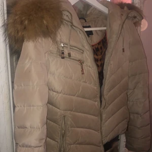 Hollies - Jätte fin hollies jacka i storlek 34, säljer pga att jag ej använder längre! Pris kan diskuteras kan även frakta🤍