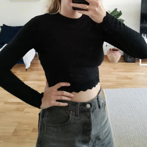 Svart stickad tröja i storlek S - Svart stickad tröja från Zara i storlek S. Aldrig använd så i väldigt fint skick! Jag på bilden är 170 cm och har vanligtvis S/M i toppar.