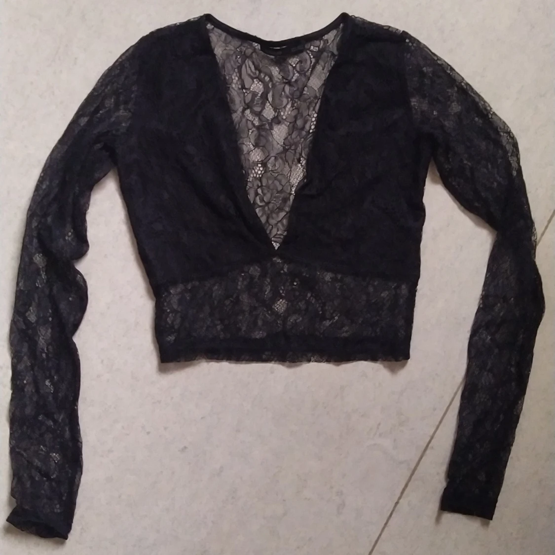 Cropped v-ringad spetströja - 91