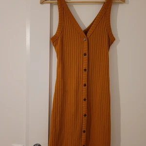 Klänning - Halvlång klänning i storlek xs använd 1 gång. 