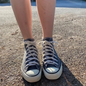 Gråa converse! - Superfina gråa converse! Säljer igen p.g.a oseriös köpare, denna gången utan budgivning! Så det är först till kvarn!❤️ De är i storlek 37 och är sann i storlek! Om ni kan hämta de eller mötas upp i lund, kanske malmö, finns det möjlighet. Annars står köparen för frakten!❤️