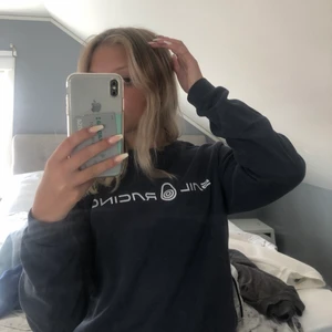 Marinblå sweatshirt  - En fin marinblå sweatshirt, storlek 160 som s