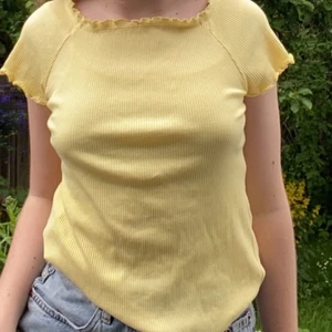 Trendig gul topp från Lindex - Säljer denna as balla gula toppen med volanger på ärmarna, från Lindex!✨ Tycker den är skit fin men har tappat intresse för den💕 Storlek 158/164😜❤️ Har knappt använts så känns som ny🤩