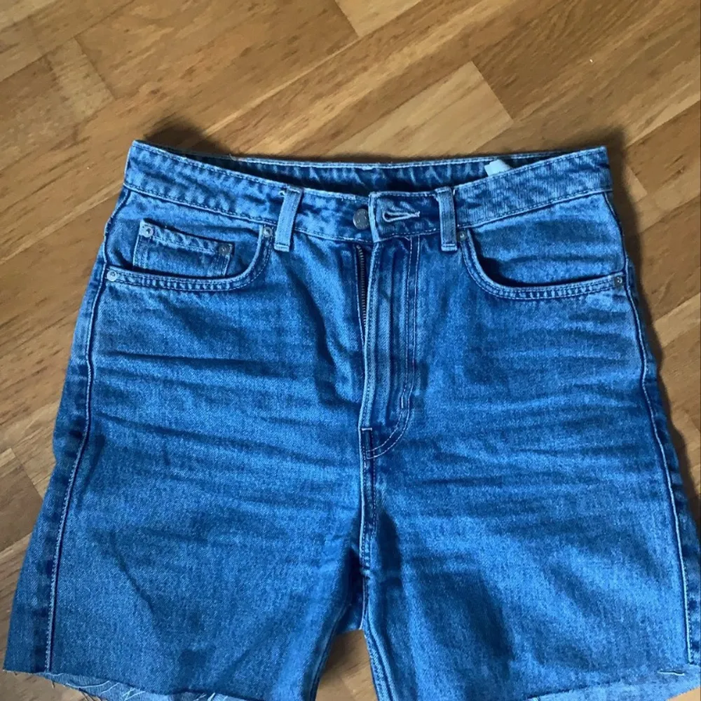 Jeansshorts, jeans från weekday men klippta till shorts, stl 28/30(weekday jeans mått). 60kr + frakt💗. Shorts.