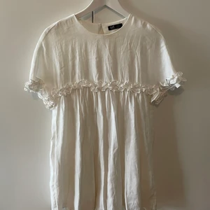 Fin klänning  - Säljer denna superfina klänning ifrån zara. Älskar verkligen denna. Den har även shorts i så den är väldigt bekväm att ha på sig. Säljer den för att jag inte fått så mycket användning på senaste tyvärr. Hoppas den passar bättre i din Garderob 🌻🌻