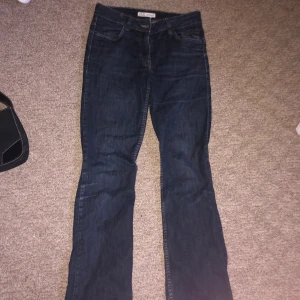 Byxor - Säljer mina bootcut jeans för 100kr(+ frakt), du får en sällan använd väska på köpet