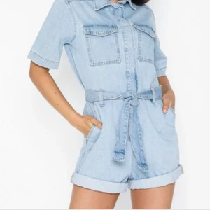 Jeansjumpsuit  - Säljer denna jumpsuit ifrån Gina. Sparsamt använt! Skicka för fler bilder 👼🏾